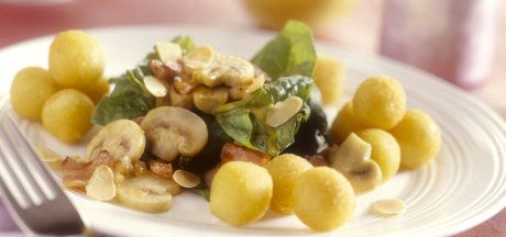 Bulete din cartofi cu salată de spanac