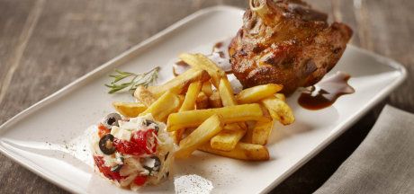 Ciolan de porc la cuptor cu varză și cartofi pai