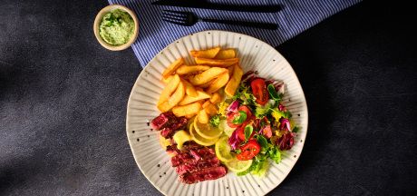 Friptură cu unt cu lămâie murată, amestec de salată verde și cartofi prăjiți cu maioneză și zhug