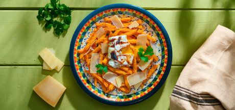 AVIKO Sweet potato fries cu ou poche la tigaie, brânză maturată și cremă cu oțet balsamic