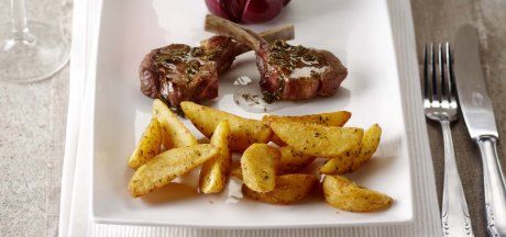 Bucăți de cartofi cu cotlet de miel, ceapă coaptă și sos de mentă