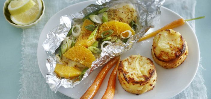 Gratine de cartofi cu brânză Emmentaler, o porție de cod și morcov caramelizat