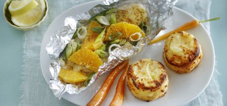 Gratine de cartofi cu brânză Emmentaler, o porție de cod și morcov caramelizat