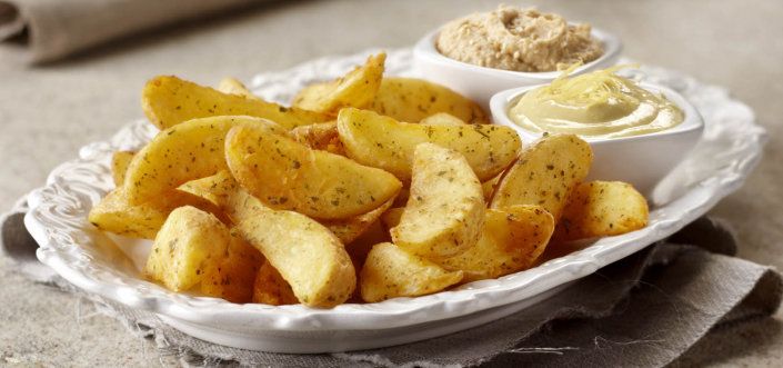 Bucăți de cartofi cu aromă de usturoi cu hummus și maioneză cu lămâie