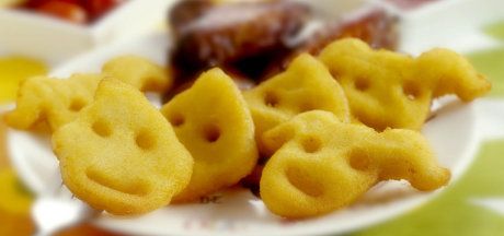 Fețe zâmbitoare din cartofii cu aripi de pui în sos BBQ