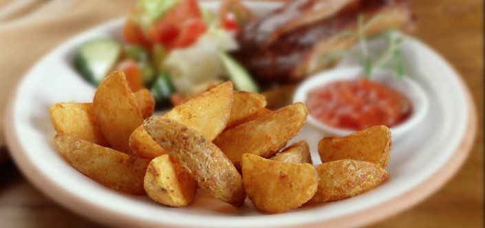 Costiţă cu bucăți de cartofi picanți și salsa