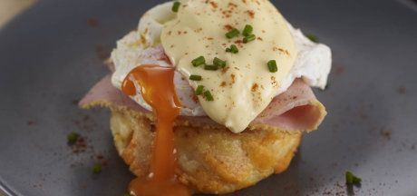 Gratine din cartofi cu brânză Emmentaler servite cu șuncă serrano și ou în cămașă