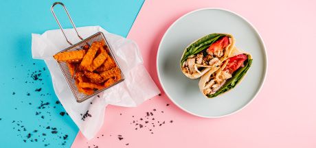 Tortilla de curcan și legume cu sos de lămâie și piper, servită cu cartofi prăjiți ondulați din cartofi dulci AVIKO