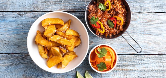 Chili con carne-cu salată de morcovi, lime și coriandru servită cu Pati Parts Tex Mex picante