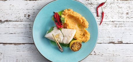 Peşte cod înăbușit în vin, chili, coriandru, citronelă cu piure din morcovi