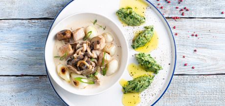 Tocăniță de pui cu ciuperci și arpagic, servită cu piure de spanac