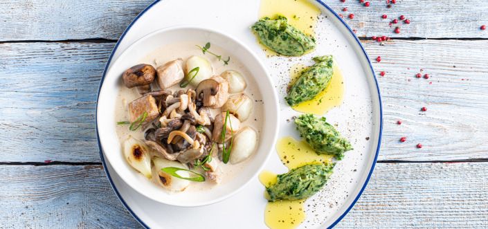 Tocăniță de pui cu ciuperci și arpagic, servită cu piure de spanac