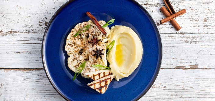 Conopidă la cuptor cu scorţişoară, haloumi la grătar și piure cu lapte și unt