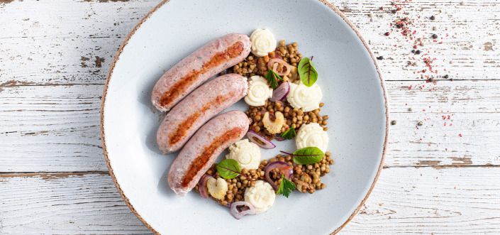 Linte cu salsiccia, adică cârnați italieni, țelină și roșii cu piure cu lapte și unt