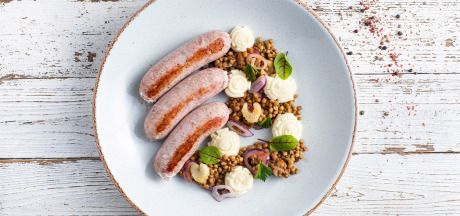 Linte cu salsiccia, adică cârnați italieni, țelină și roșii cu piure cu lapte și unt